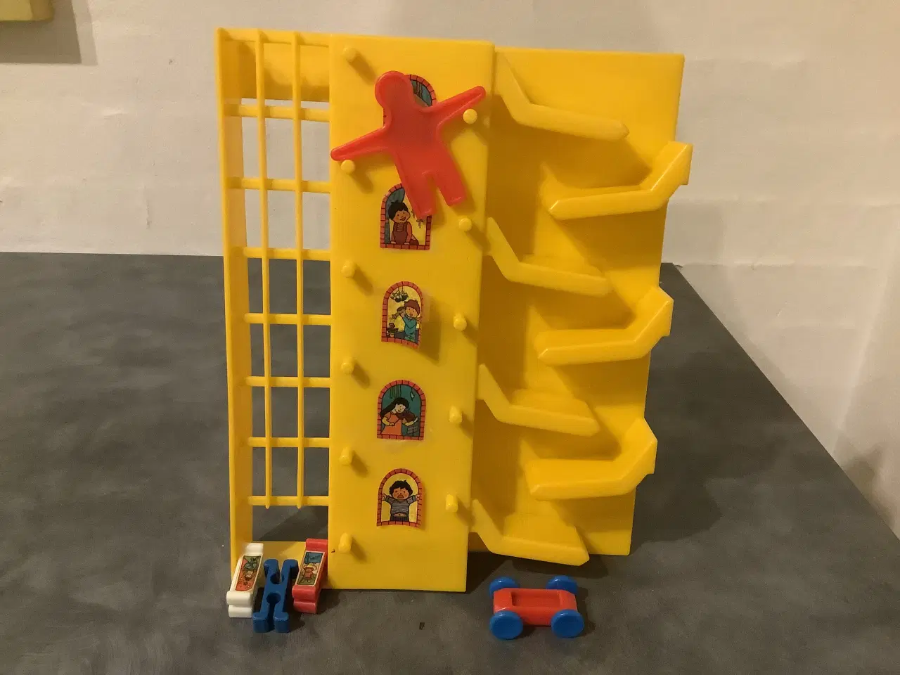 Billede 1 - Legetøj med rutsjebane og figurer