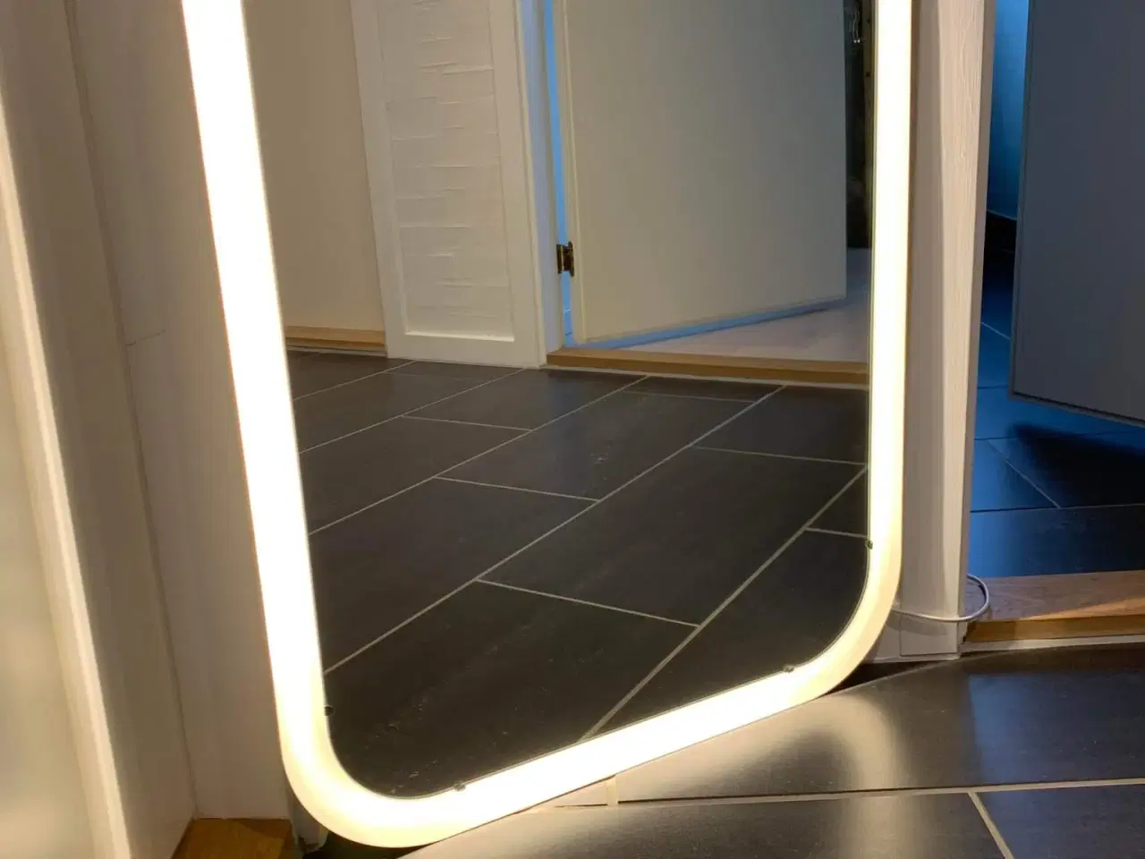 Billede 3 - Spejl med indbygget lys