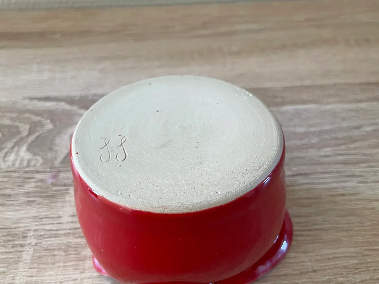 Billede 5 - Lille fin håndlavet krukke, rød med hvidt tvist