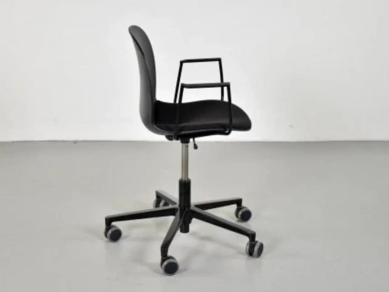 Billede 4 - Rbm noor 6070s kontorstol med sort skal og armlæn