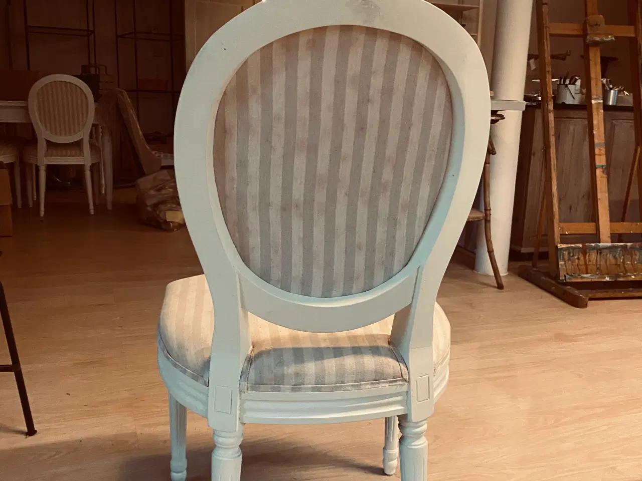 Billede 1 - Hvide spisebordsstole med stribet betræk.