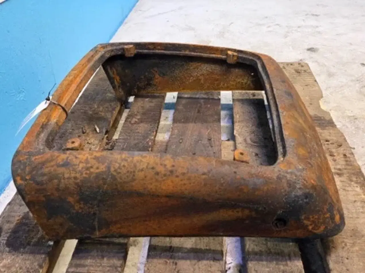 Billede 12 - New Holland LB115B Hjelmplade 87325160