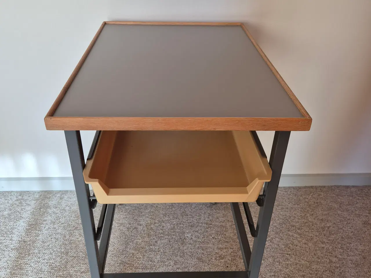 Billede 1 - Praktisk bakkebord på hjul