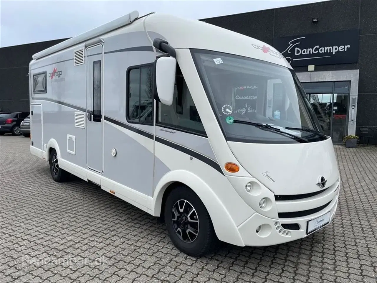 Billede 1 - 2018 - Carthago compactline 144 LE   KOMMISSIONSBIL. Automatgear - 150 hk, Enkeltsenge, solceller, inverter, hydrauliske selvnivilerende støttefødder