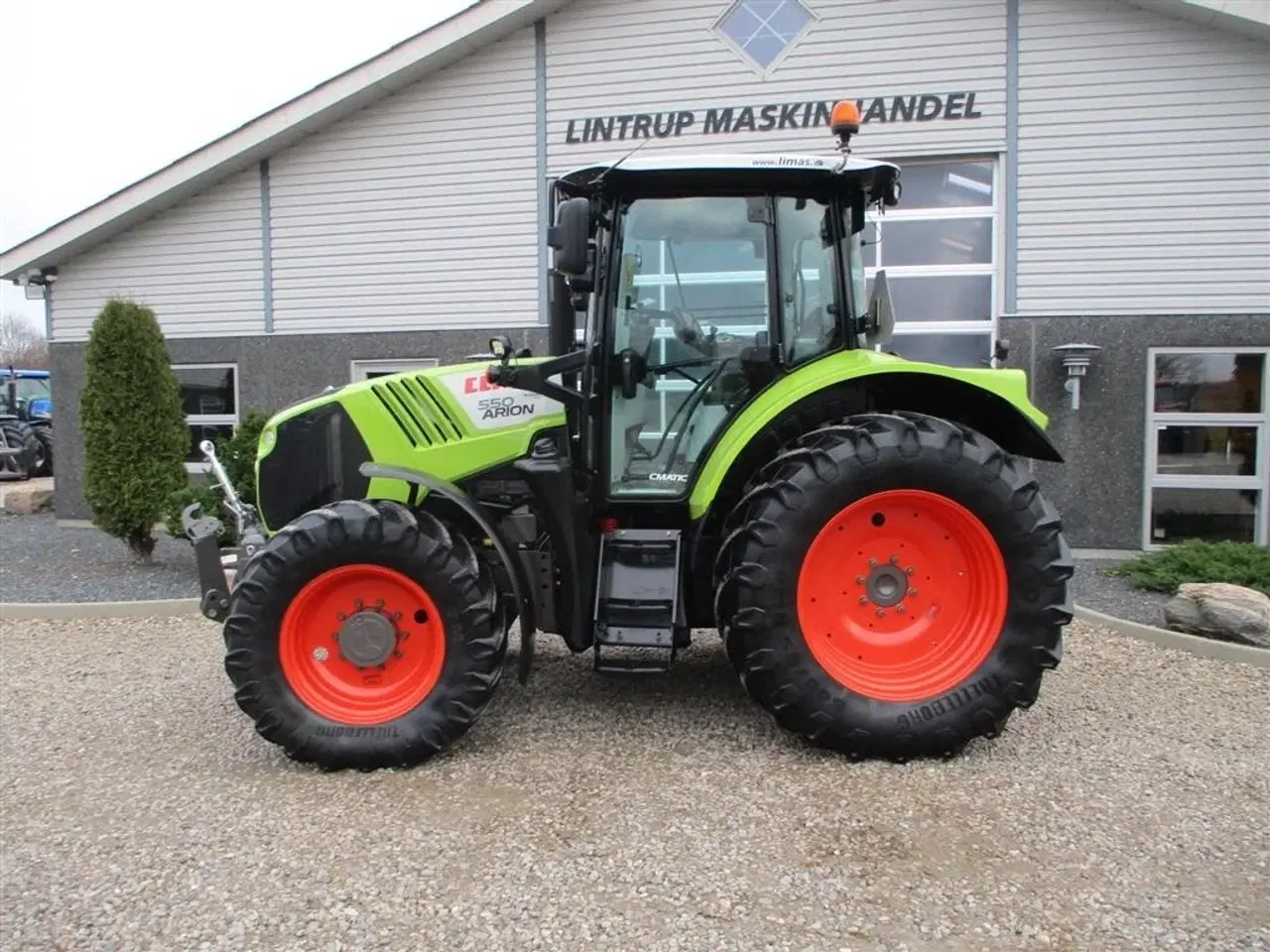 Billede 11 - CLAAS ARION 550 C-matic med frontlift, affjedret foraksel og affjedret kabine.