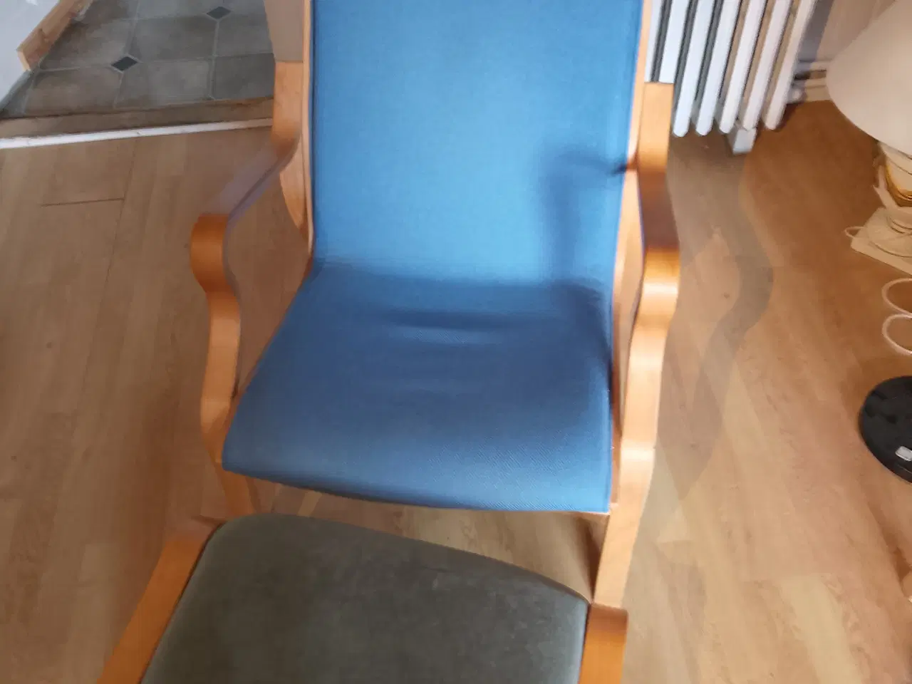Billede 1 - Lænestol i blå betræk + taburet