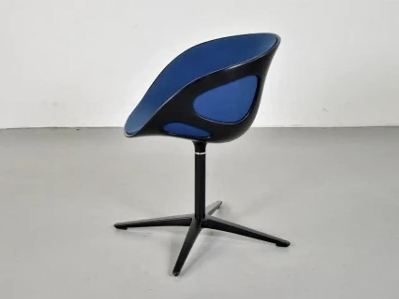 Billede 5 - Fritz hansen rin konferencestol med sort skal og farvet polster, sæt à 6 stk.