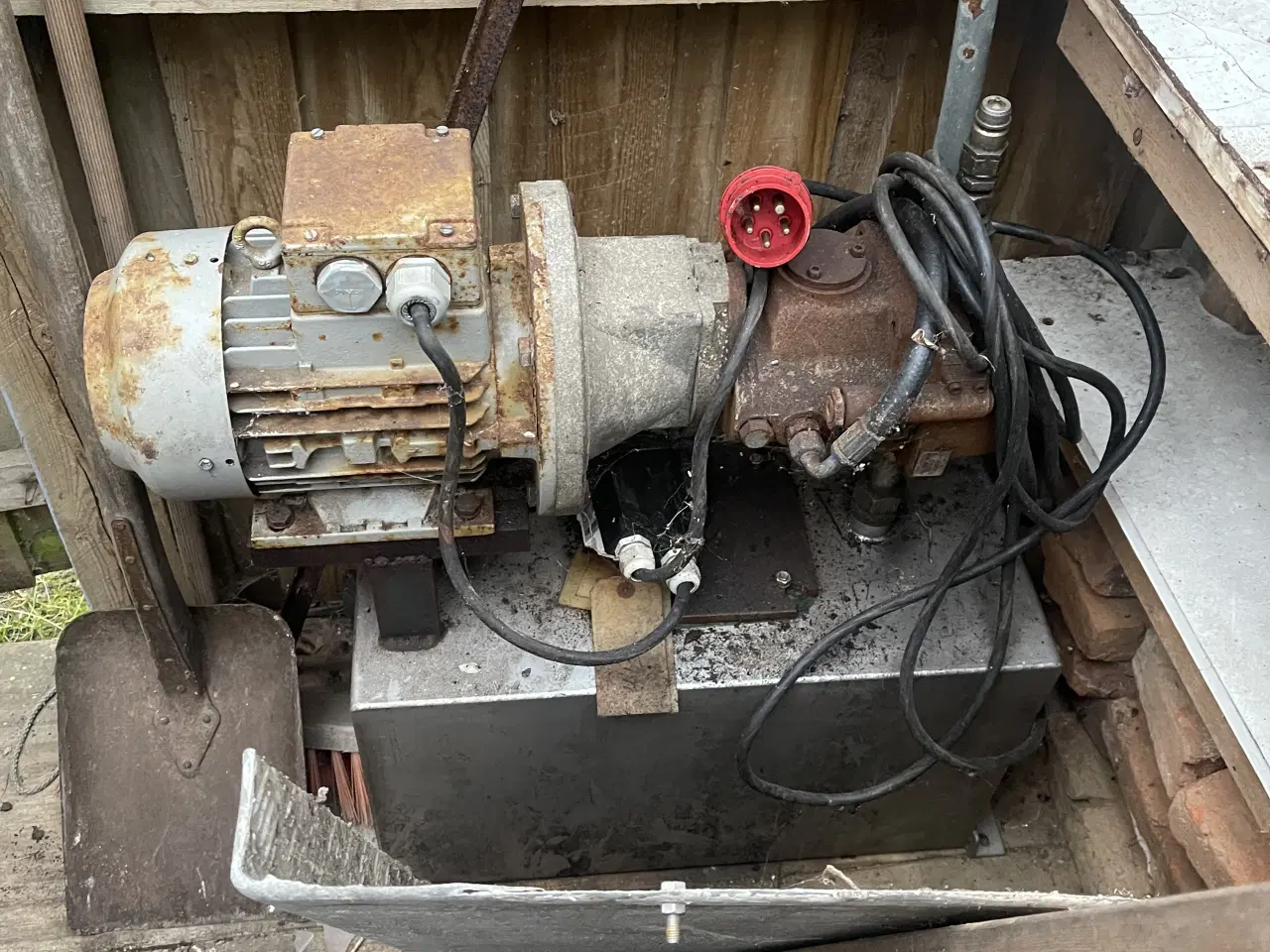 Billede 2 - Hydrostatik station og brændekløver