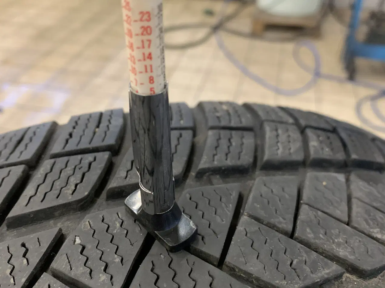 Billede 2 - Vinterdæk vredesten 225/50 r17