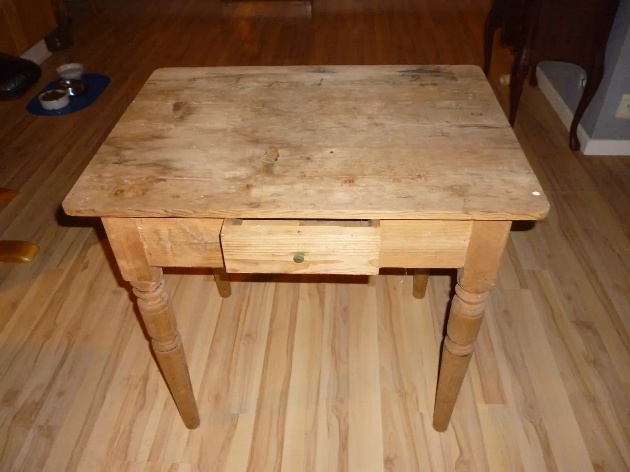 Billede 2 - Tobaksbord i fyrretræ.