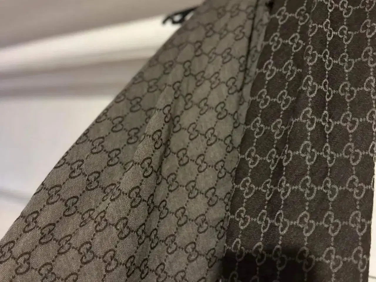 Billede 11 - Gucci tørklæde i lysegrå og mørkebrun 