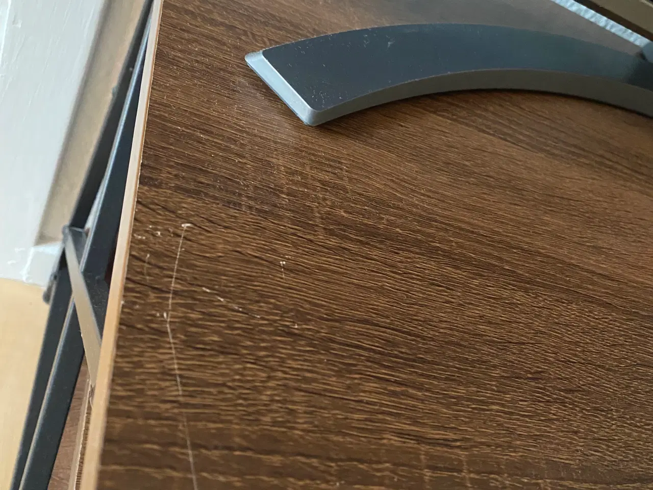 Billede 4 - TV-bord i brunt egetræ med sort stel