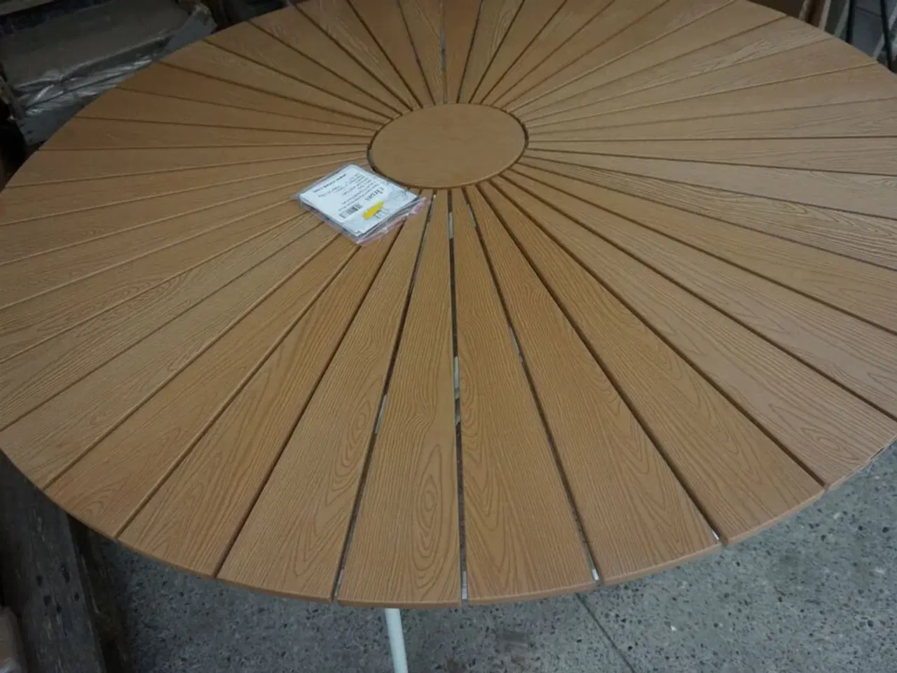 Billede 4 - Kerteminde teak - nonwood havebord Ø150 cm, hvidt stel