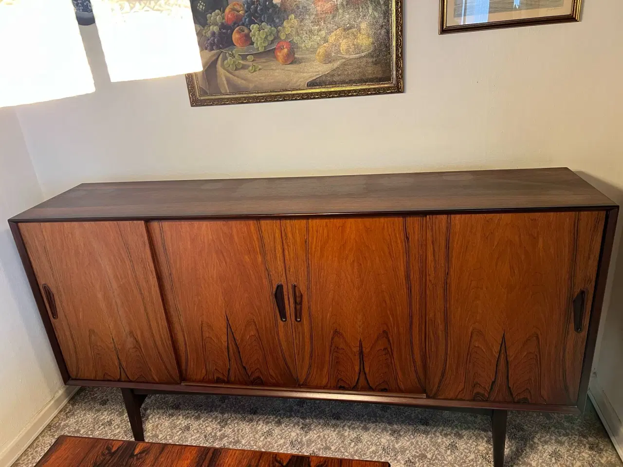 Billede 2 - Palisander skænk.  Mål: Højde 112 cm M/ben - 75 cm
