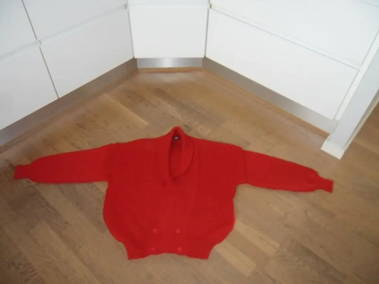 Billede 1 - Cardigan med sjals krave i rød uld strik