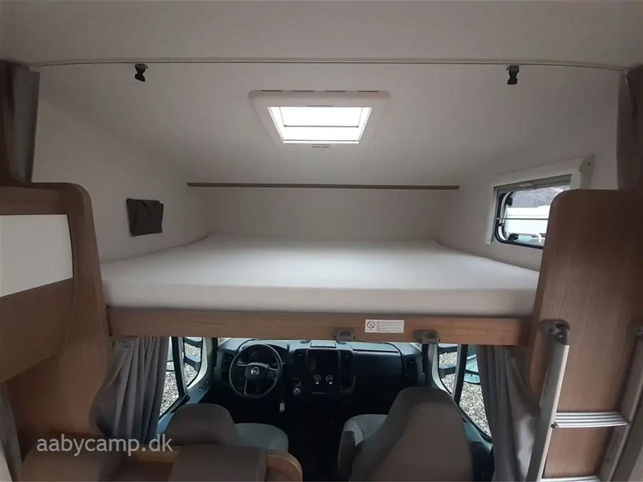 Billede 7 - 2022 - Carado A361   Alkove model. 6 selepladser. elekstrisk trin. cykelstativ til 4 cykler.