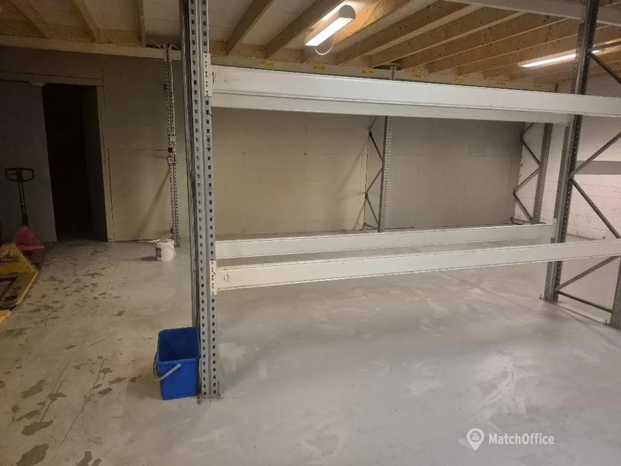 Billede 8 - Lager med stor port. let adgang m. palleløfter/truck/bil - plan med jord. - 198m2