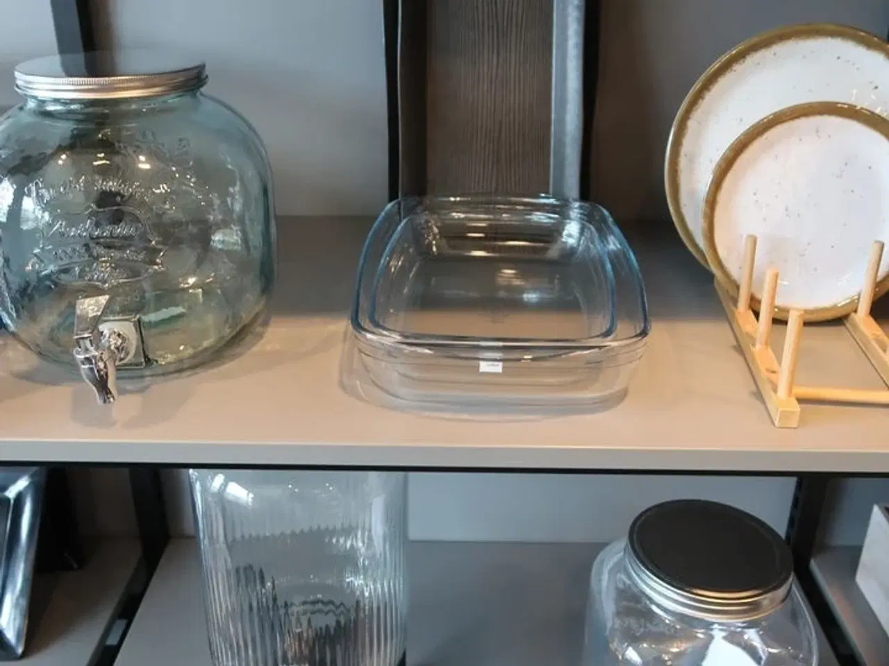 Billede 1 - Dispensere med taphane, tallerkener og fade