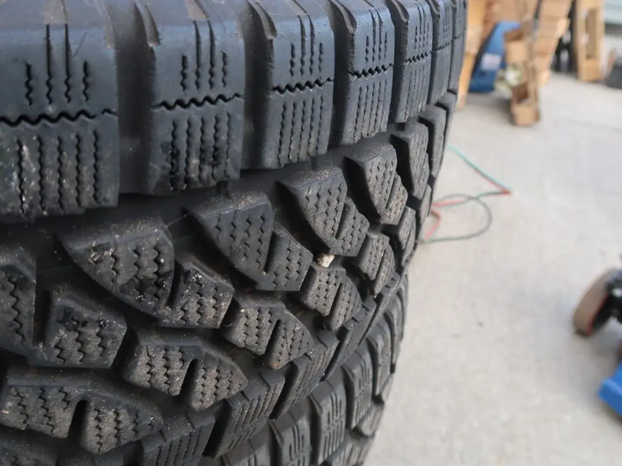 Billede 2 - Stålfælge med vinterdæk BRIDGESTONE 235/65R16 C til Mercedes Sprinter