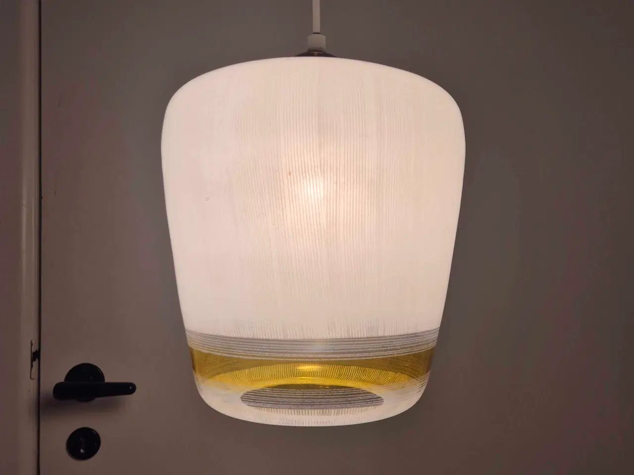 Billede 1 - Smuk glaslampe med gylden ring