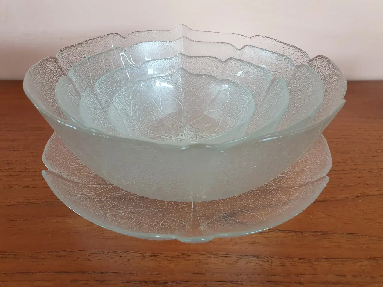 Billede 1 - 4 servieringskåle og 1 fad  - sælges enkeltvis