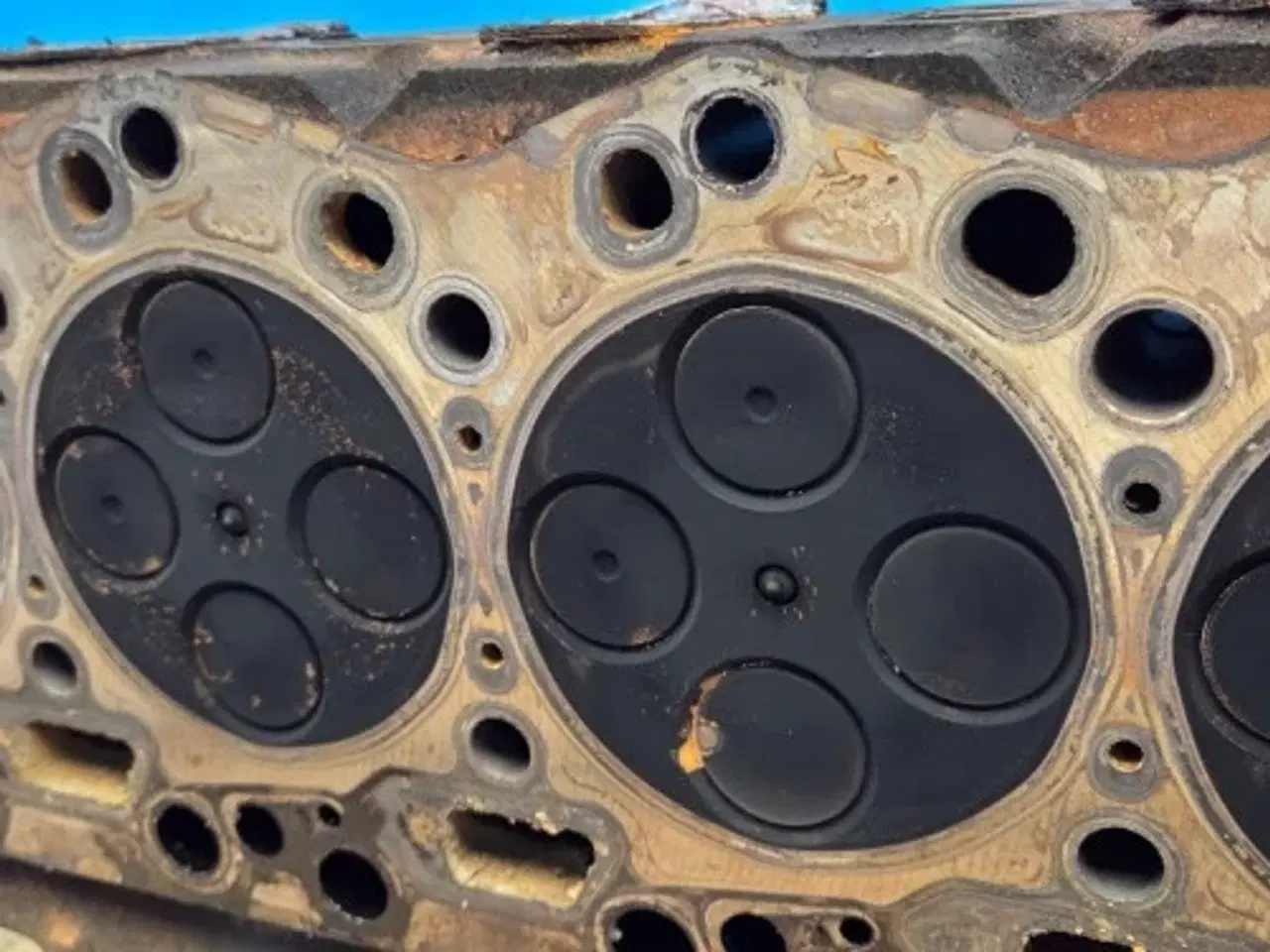 Billede 17 - Case 821E Cylinderhoved 2831279