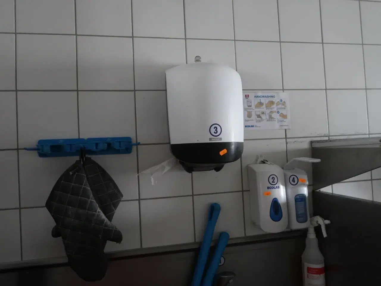 Billede 2 - Papirdispenser, sæbedispenser samt håndvask med armatur m.m.