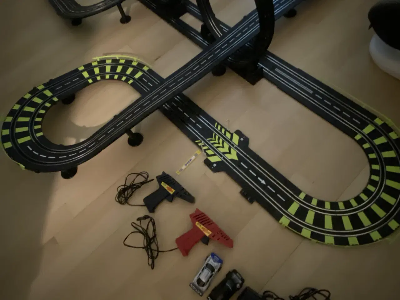Billede 2 - Racerbane med 2 biler + controllere – Klar til far