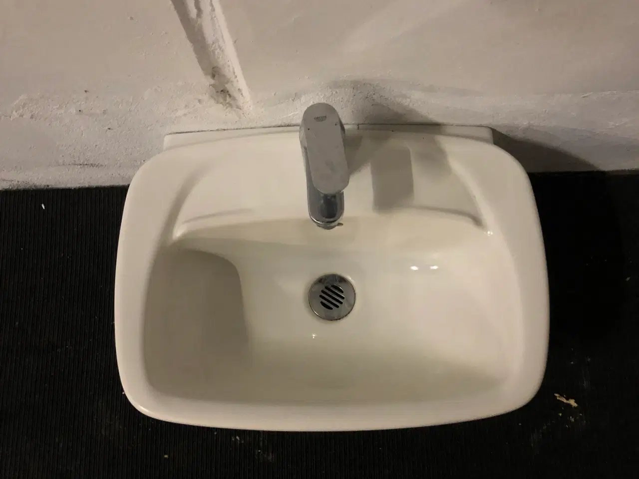 Billede 3 - Håndvask med armatur fra grohe 480 x 365 x 235 mm, hvid