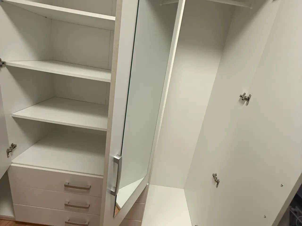 Billede 3 - Vellerup garderobeskab fra Jysk i flot stand