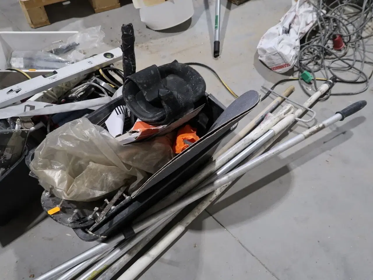 Billede 3 - Spand og kasser med div. Værktøj samt afretterværktøj