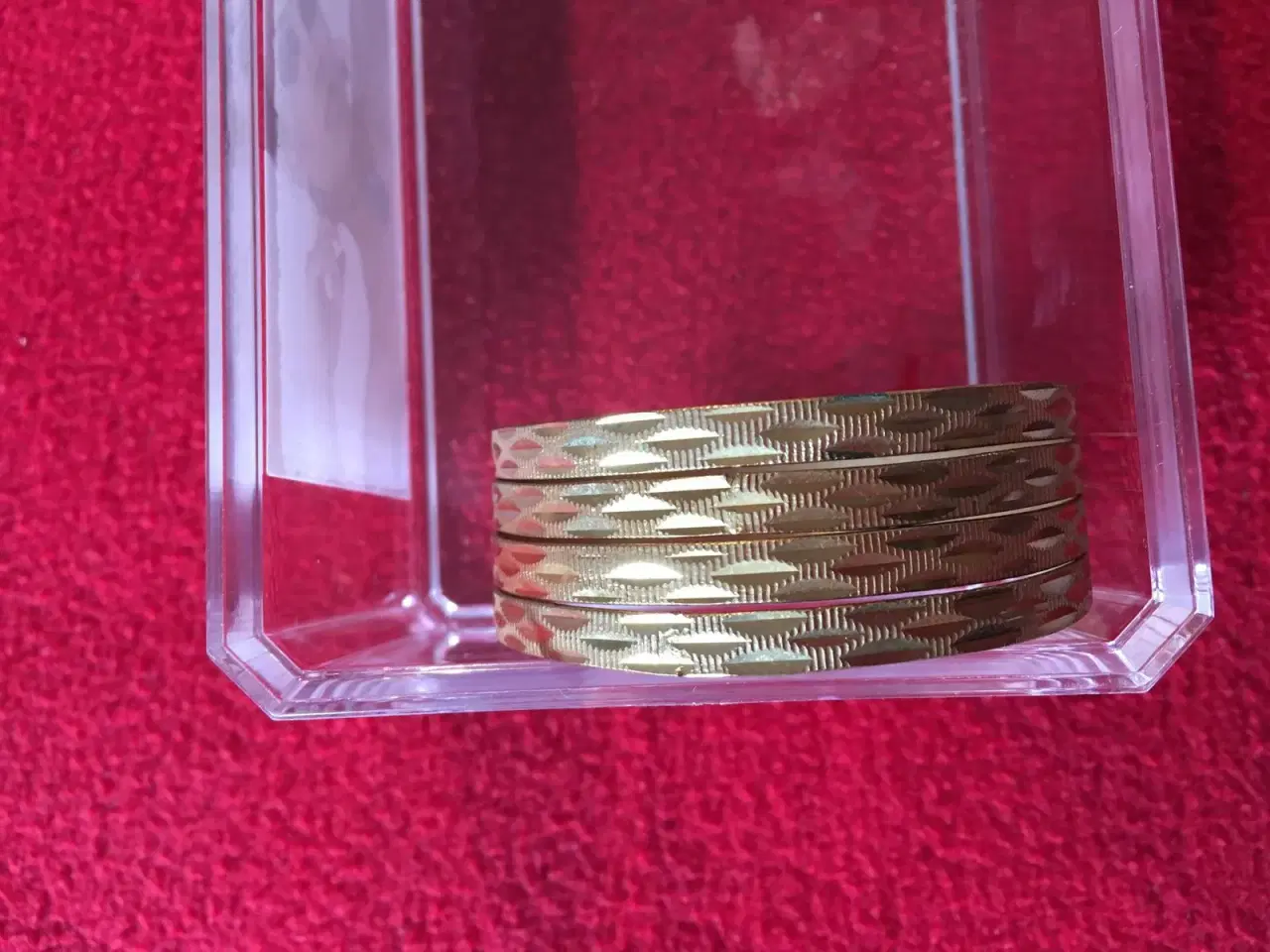 Billede 3 - Guldfarvet armbånd til salg