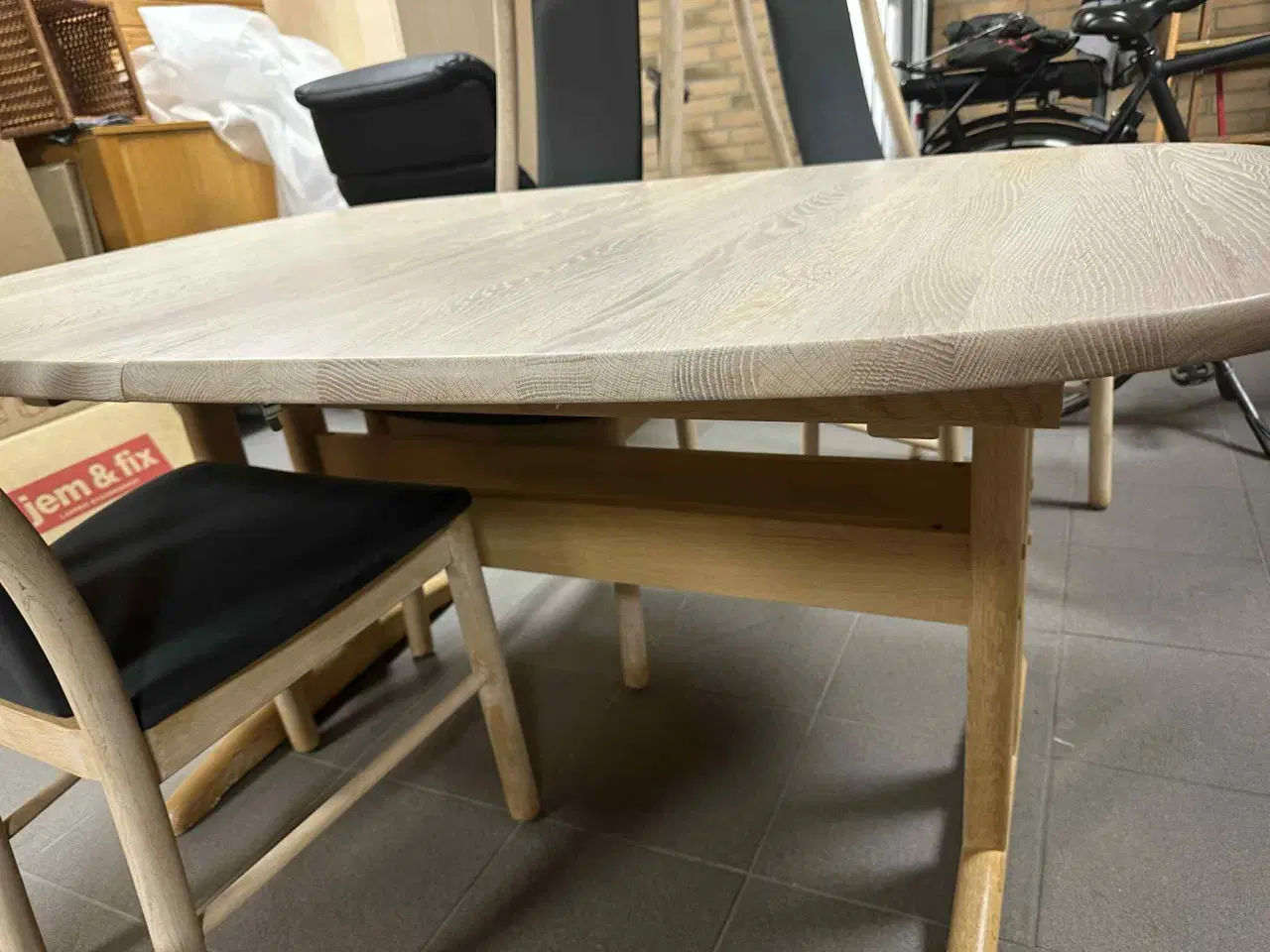 Billede 7 - Spisebord med fire stole sælges.