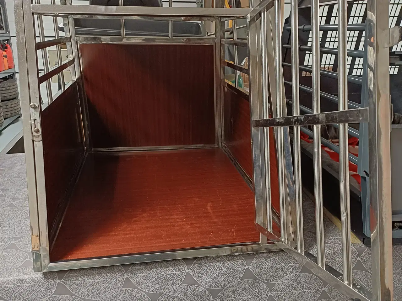 Billede 3 - Rummelig hundebur. 