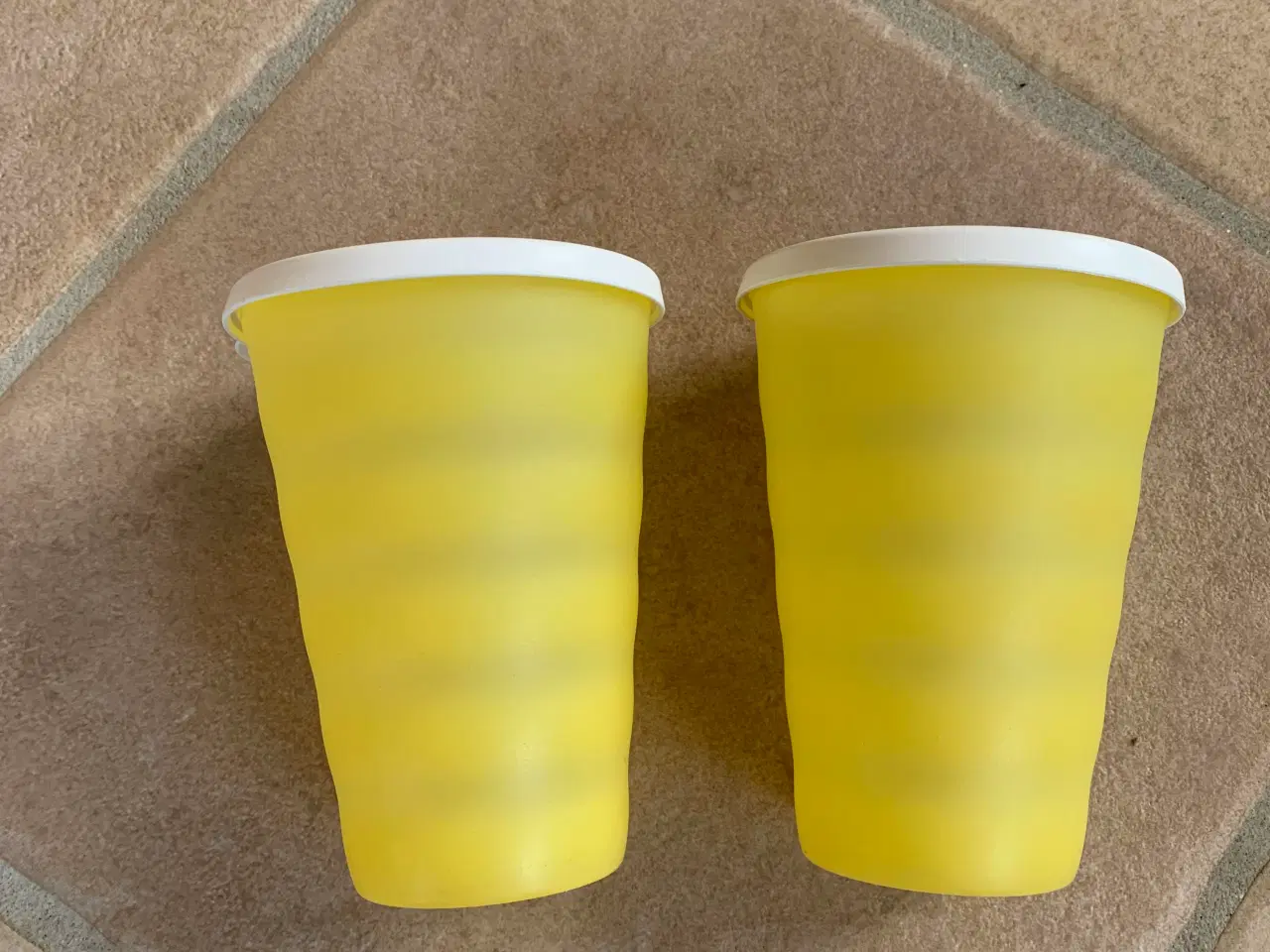 Billede 2 - Tupperware krus med låg til sugerør 