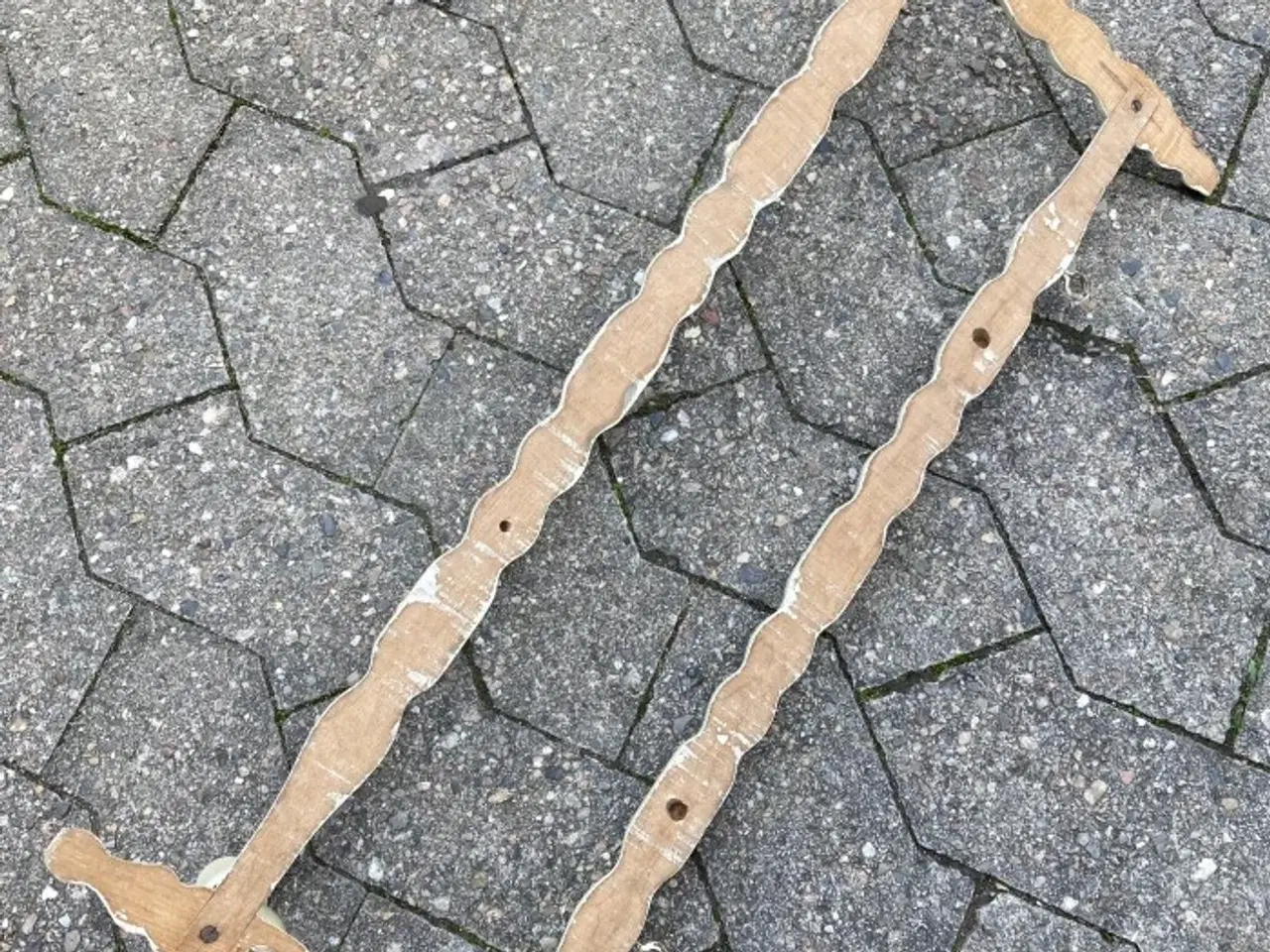 Billede 2 - Gammel knage – også stang til tørklæder 