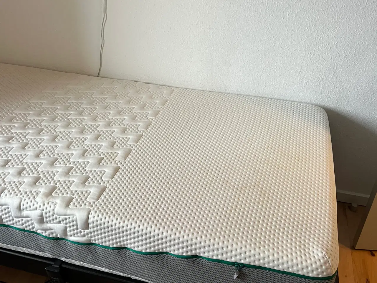 Billede 3 - Elevationsseng med madras - næsten ny (200 x100)