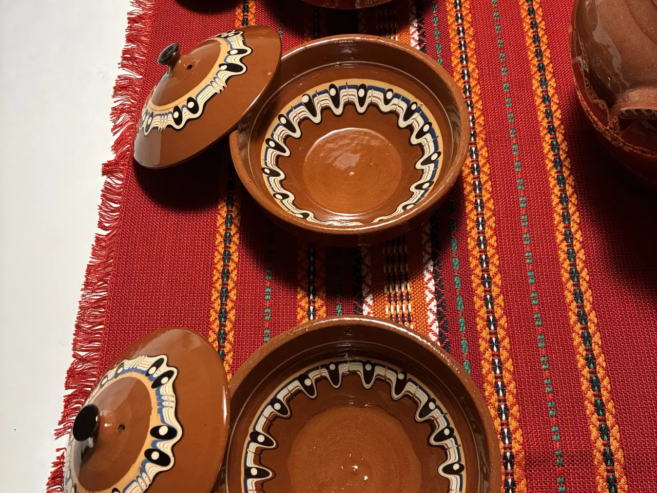 Billede 2 - Keramik terrin + 6 skåle med låg + dug.