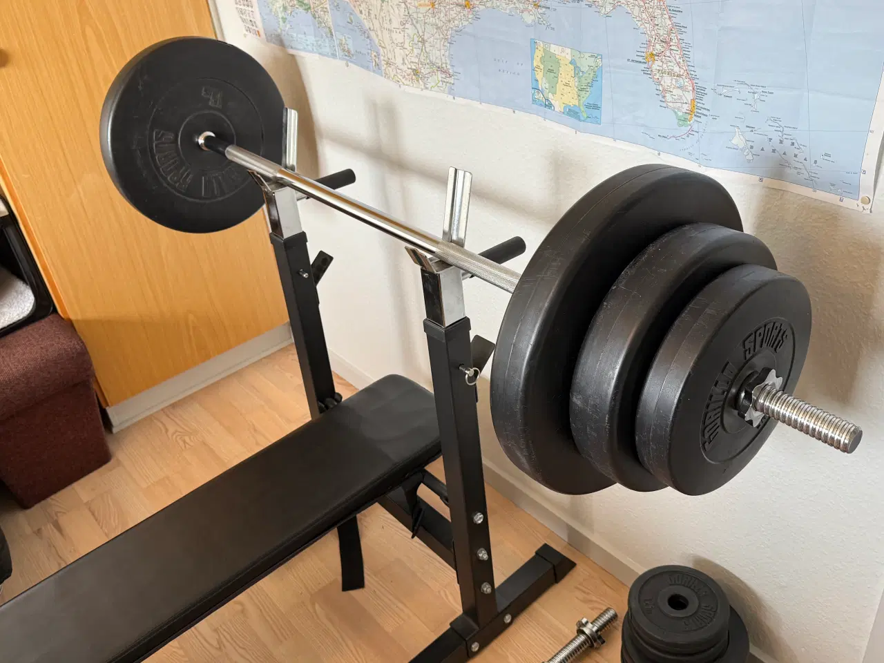 Billede 3 - Komplet vægtstangssæt med træningsbænk sælges