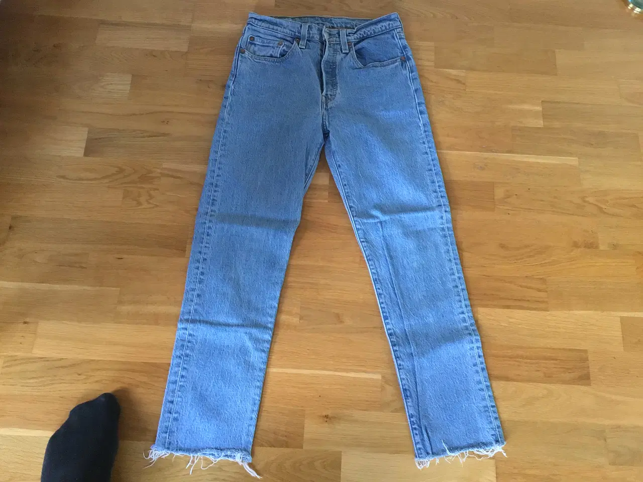 Billede 1 - Levis jeans. Str: 25. 32.