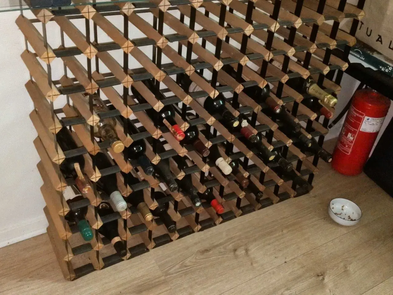 Billede 1 - Vinsamling med 20 flasker samt vinreol