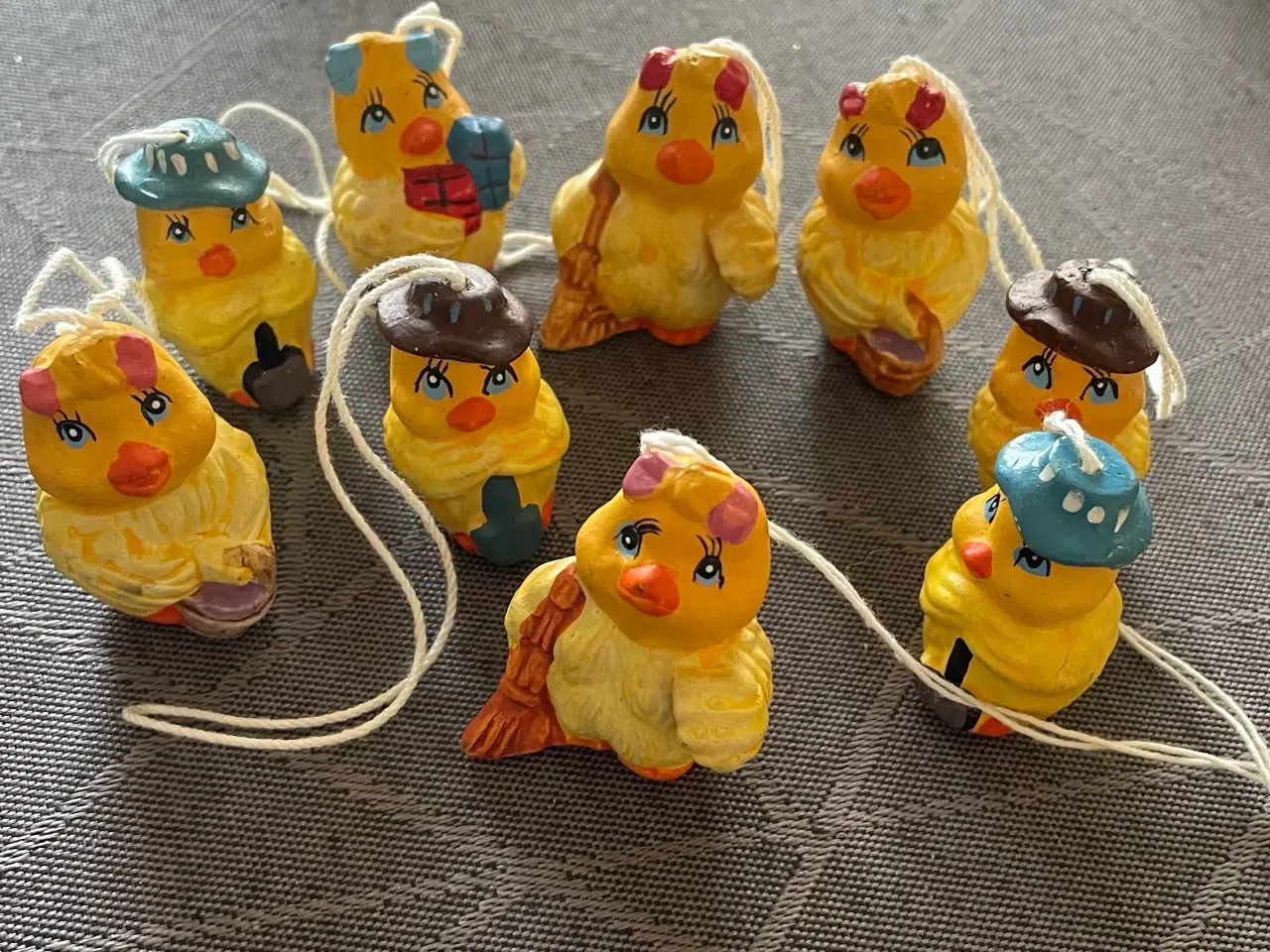 Billede 4 - Forskelligt påskepynt i polyresin. Priser i tekst.
