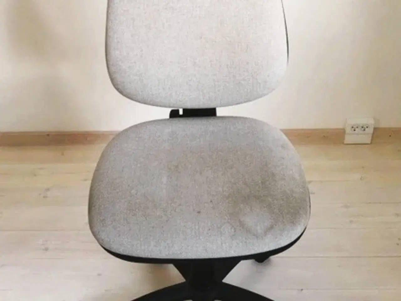 Billede 1 - Drejelig krivebordsstol med gråt stof