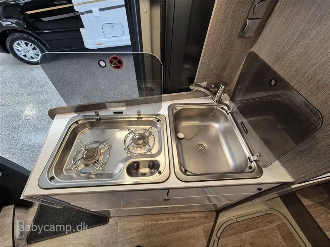 Billede 16 - 2020 - Pössl Roadcar R 640 Automatgear. 2x solceller. batteri. markise. duo-control. kompressor køleskab. undervognsbehandlet. helårsdæk. anhængertræk. soft close på bo-delsdør.