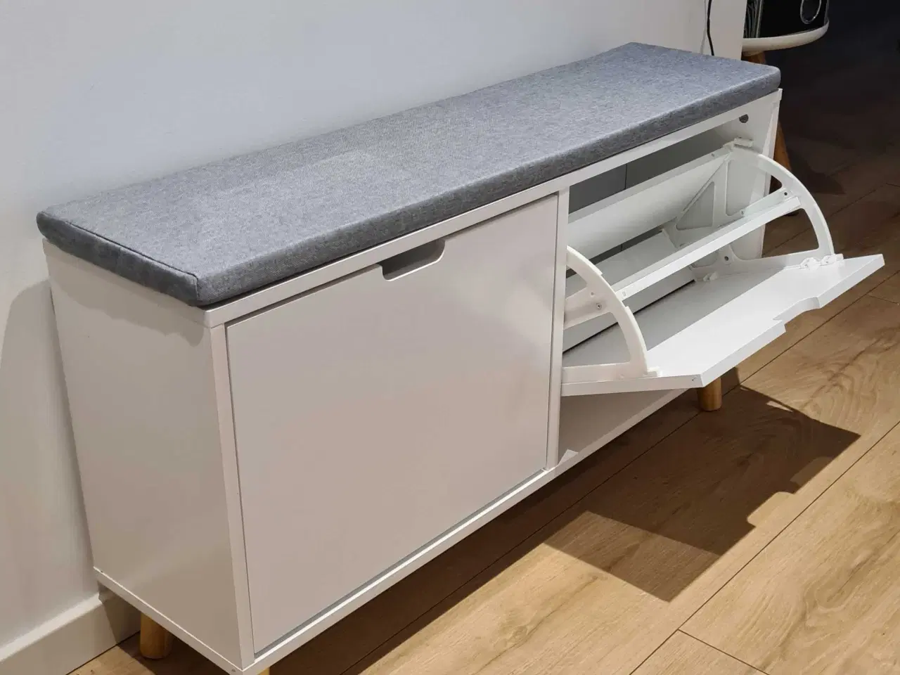Billede 1 - Skobænk med hynde og 2 vippeskuffer