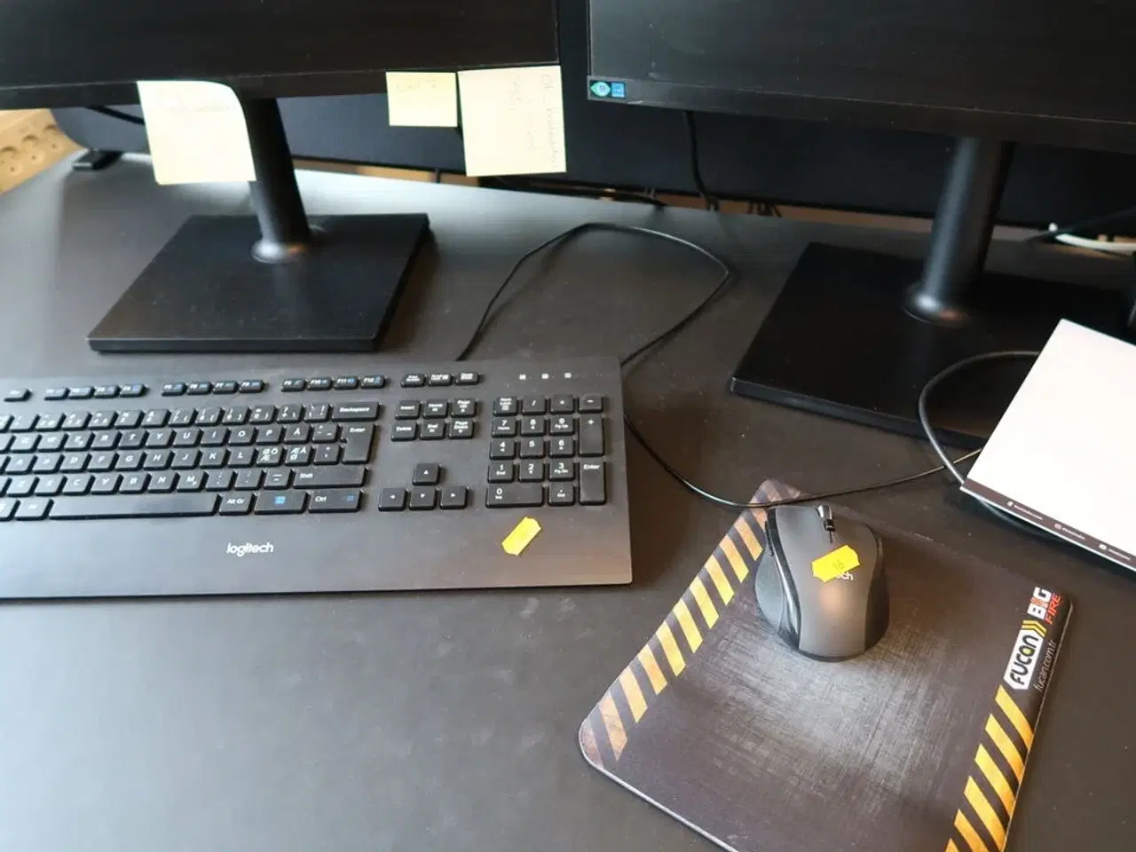 Billede 2 - 2 stk. computerskærme SAMSUNG F24T452FQR med tastatur og mus
