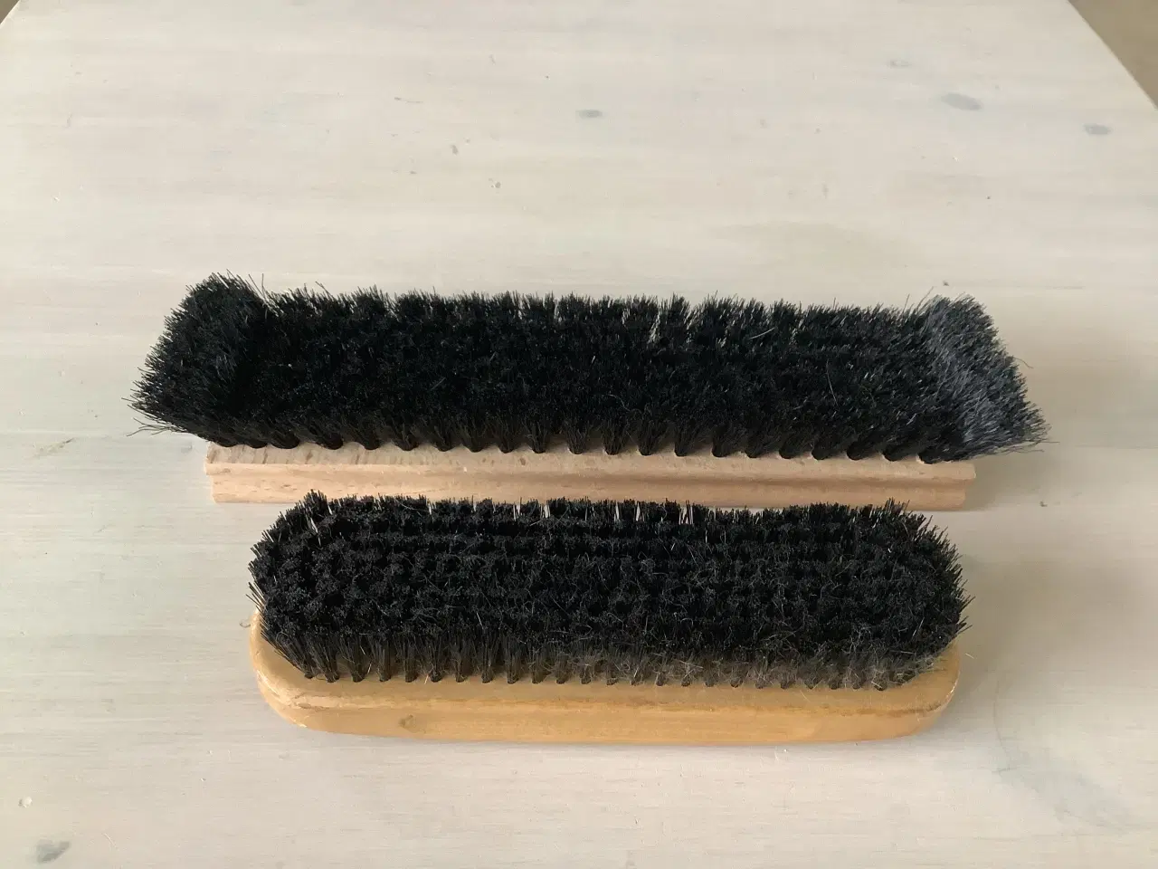 Billede 2 - Klædebørster i træ og med sort hår 