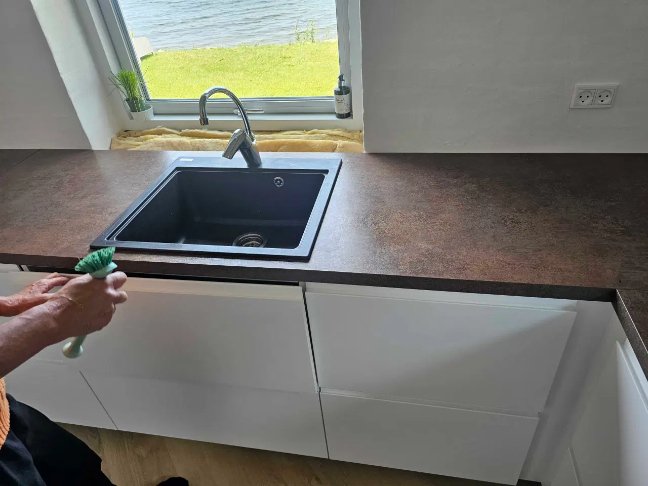 Billede 3 - En brugt bordplade med håndvask, men uden armatur