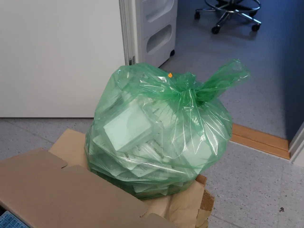 Billede 13 - 9 stk. flyttekasser med div. Laboratorieudstyr