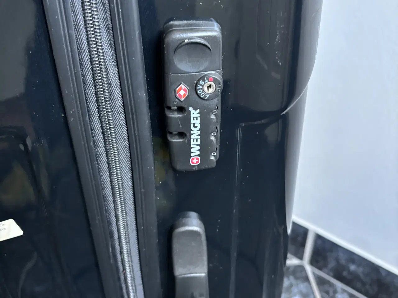 Billede 3 - Lækker rejsekuffert hardbox of med gode hjul